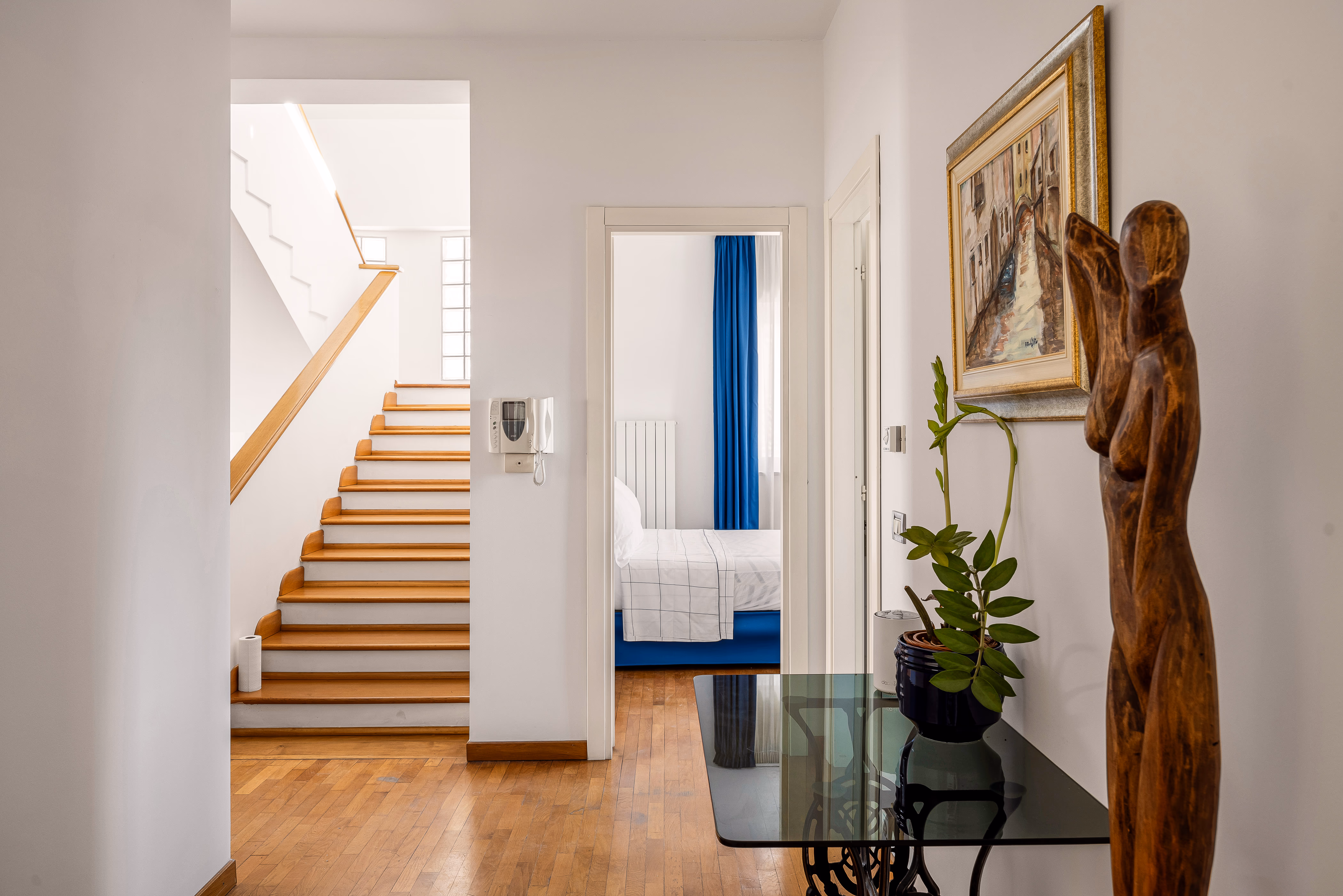 Connected spaces and circulation through the villa